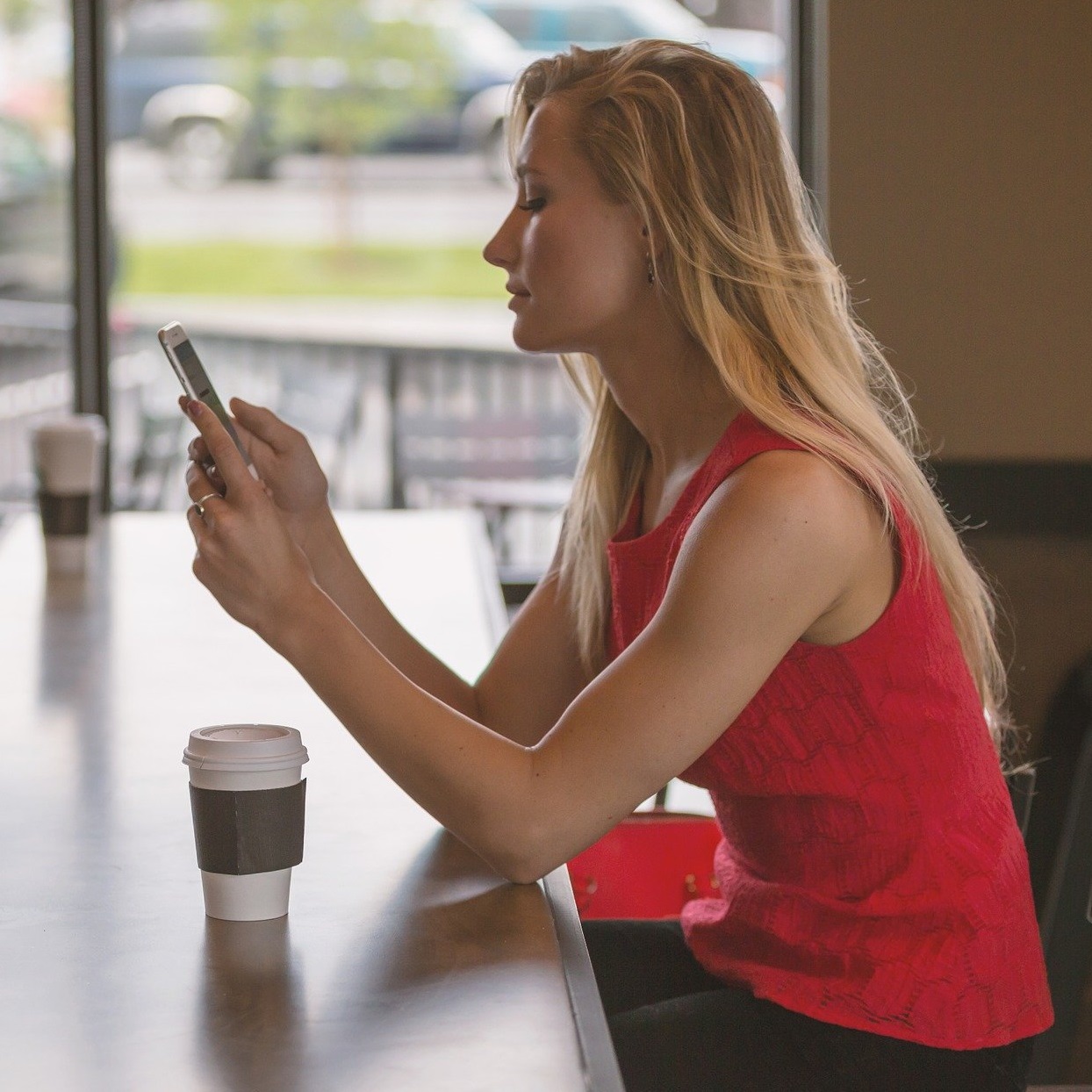 Foto: Bestellung mit Handy im Restaurant