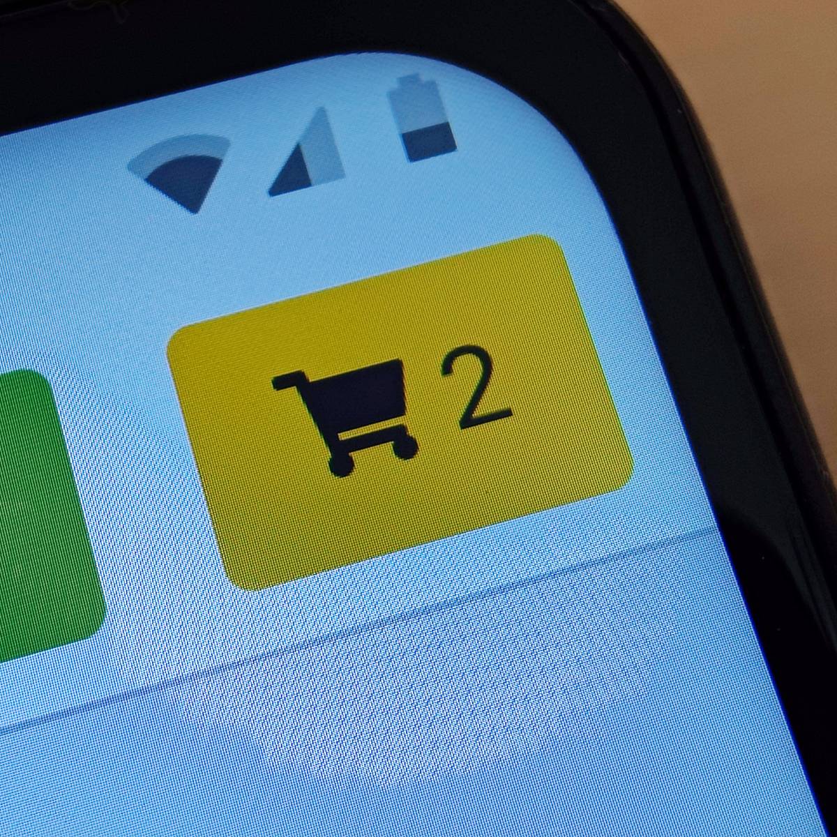 Foto: Smartphone mit Warenkorb