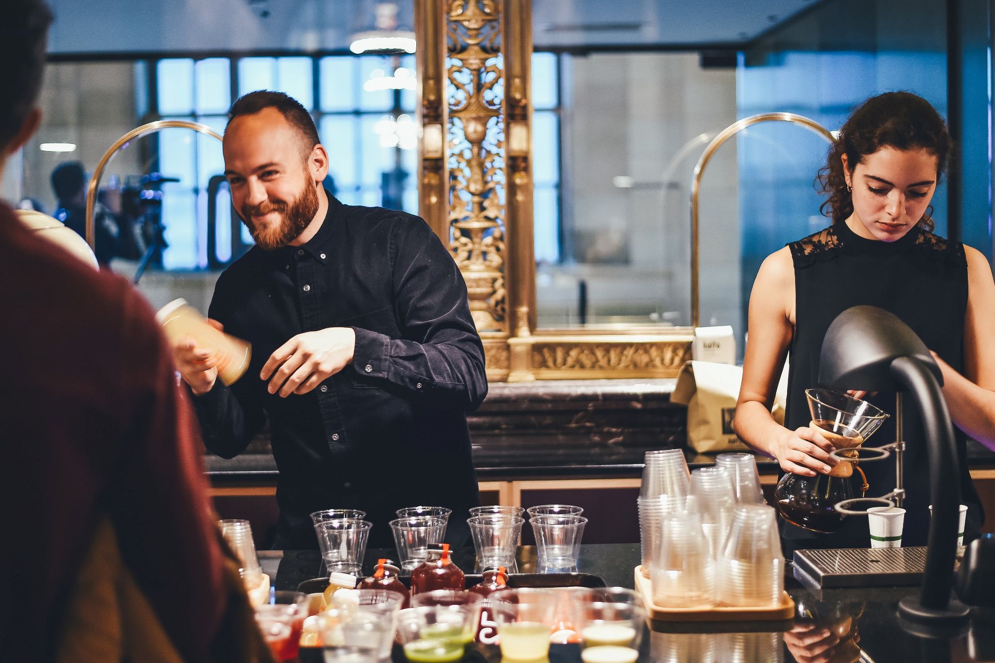 Foto: Mann und Frau arbeiten zusammen an einer Theke oder Bar